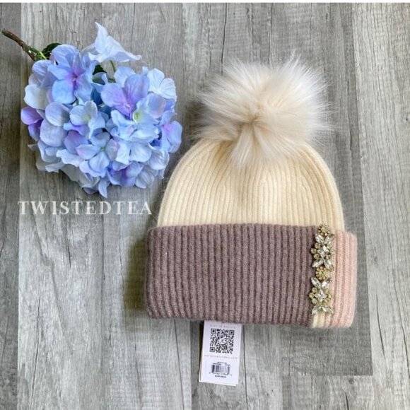 NWT GORGEOUS embellished winter Christmas holiday hat by Adrienne Landau pom - Picture 8 of 8